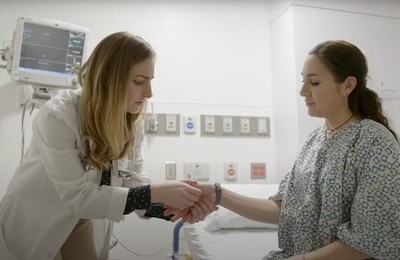 Кодирование Аквилонг в Гиагинской Врач держит пациентку за руку